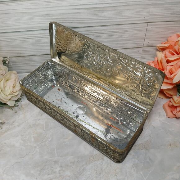 Vtg Rustic Hinged Tin Romantic Couple & Cherubs Made in West Germany Shabby Chic - Picture 3 of 15